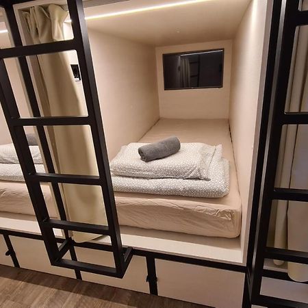 Cabin Hostel Любляна Екстер'єр фото