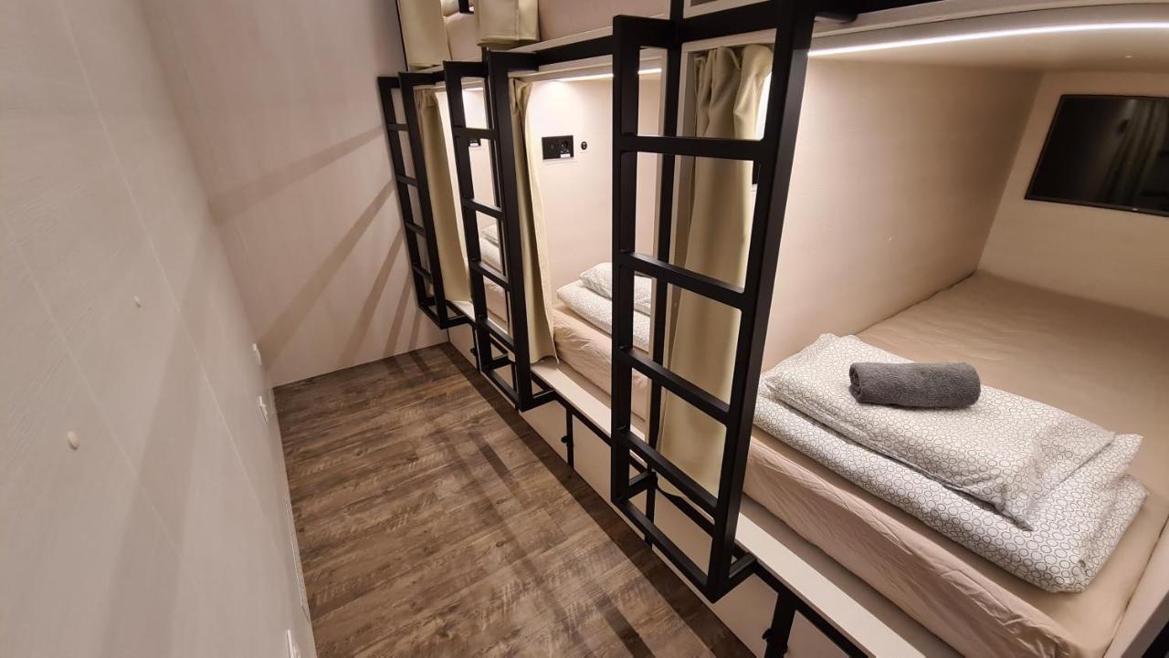 Cabin Hostel Любляна Екстер'єр фото