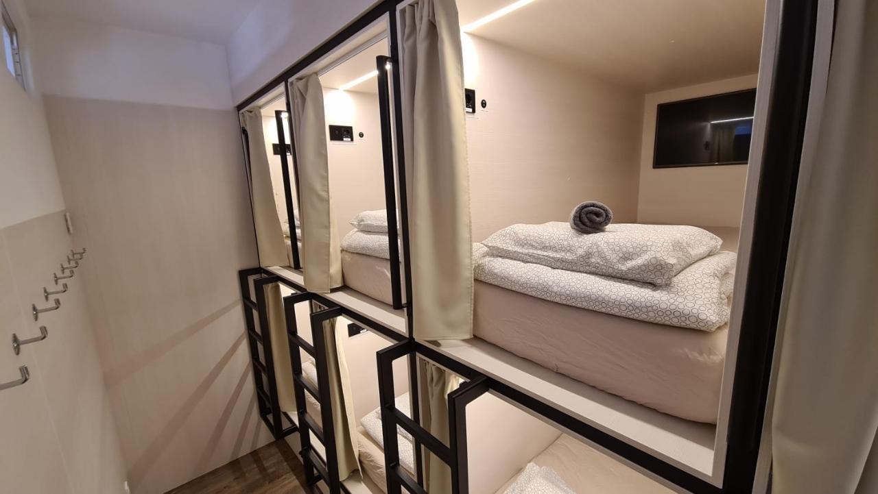 Cabin Hostel Любляна Екстер'єр фото