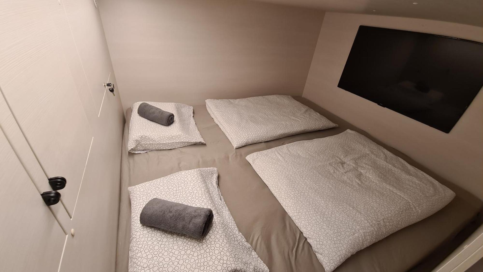 Cabin Hostel Любляна Екстер'єр фото
