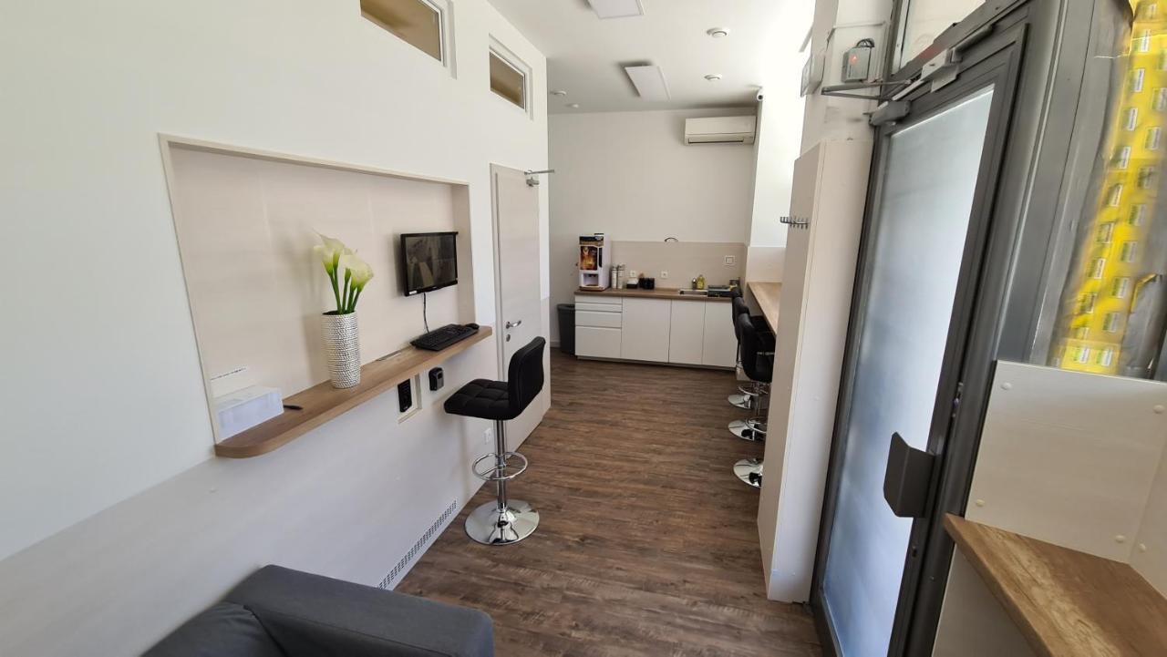 Cabin Hostel Любляна Екстер'єр фото