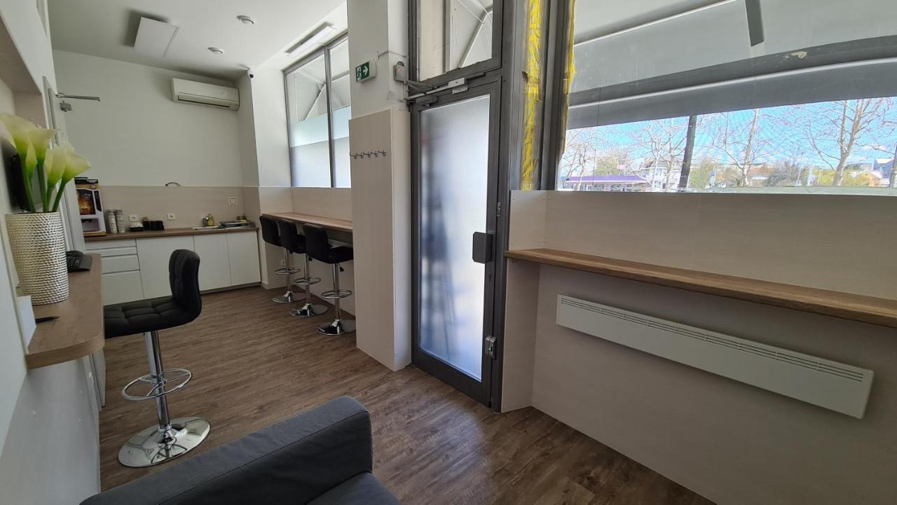 Cabin Hostel Любляна Екстер'єр фото