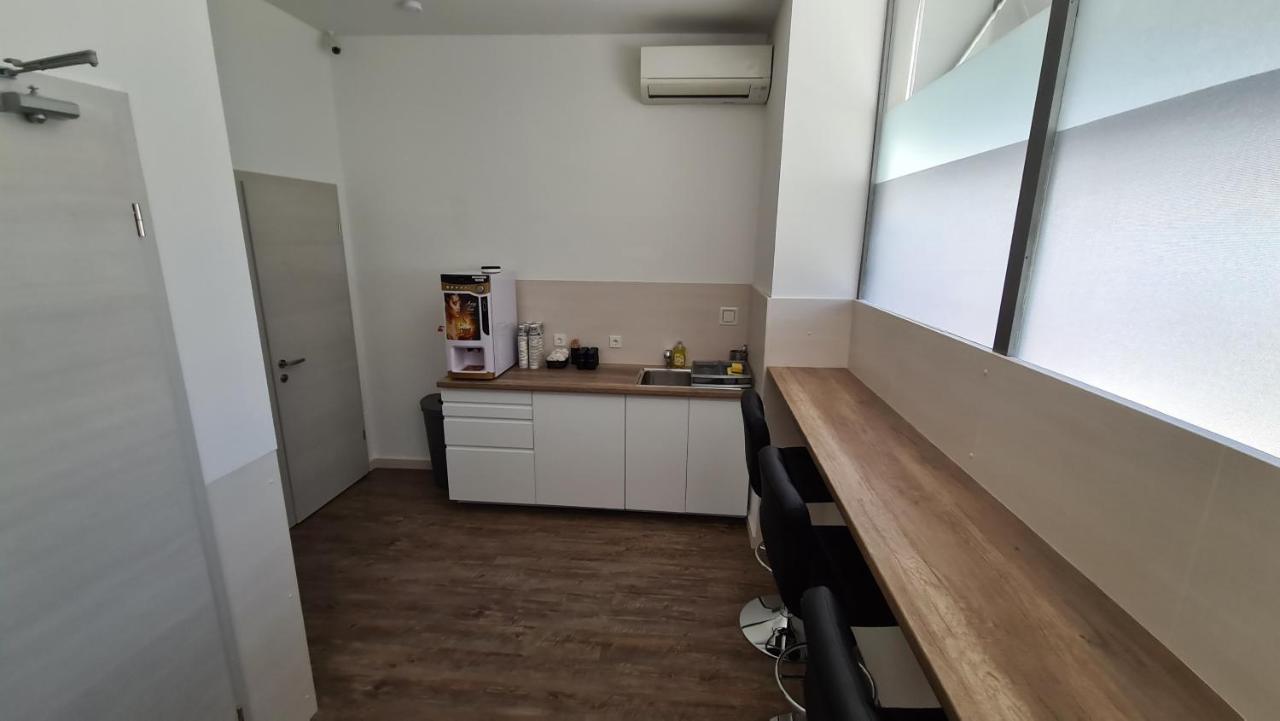Cabin Hostel Любляна Екстер'єр фото